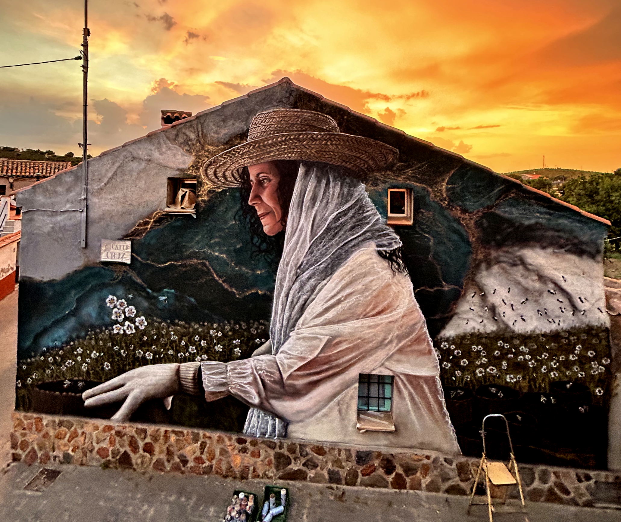 Mural La apicultora de Tresky en Hontanar, Toledo, homenaje a la apicultura y a las mujeres del medio rural.