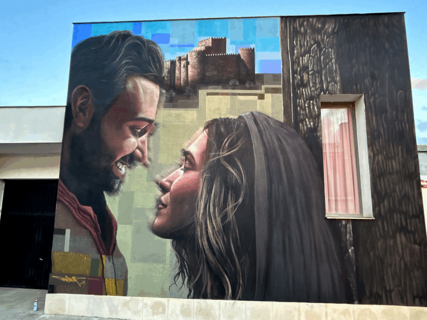 Mural realista de Tresky “La tierna despedida”, con Juan de Padilla y María Pacheco mirándose frente a una fortaleza de Castilla.